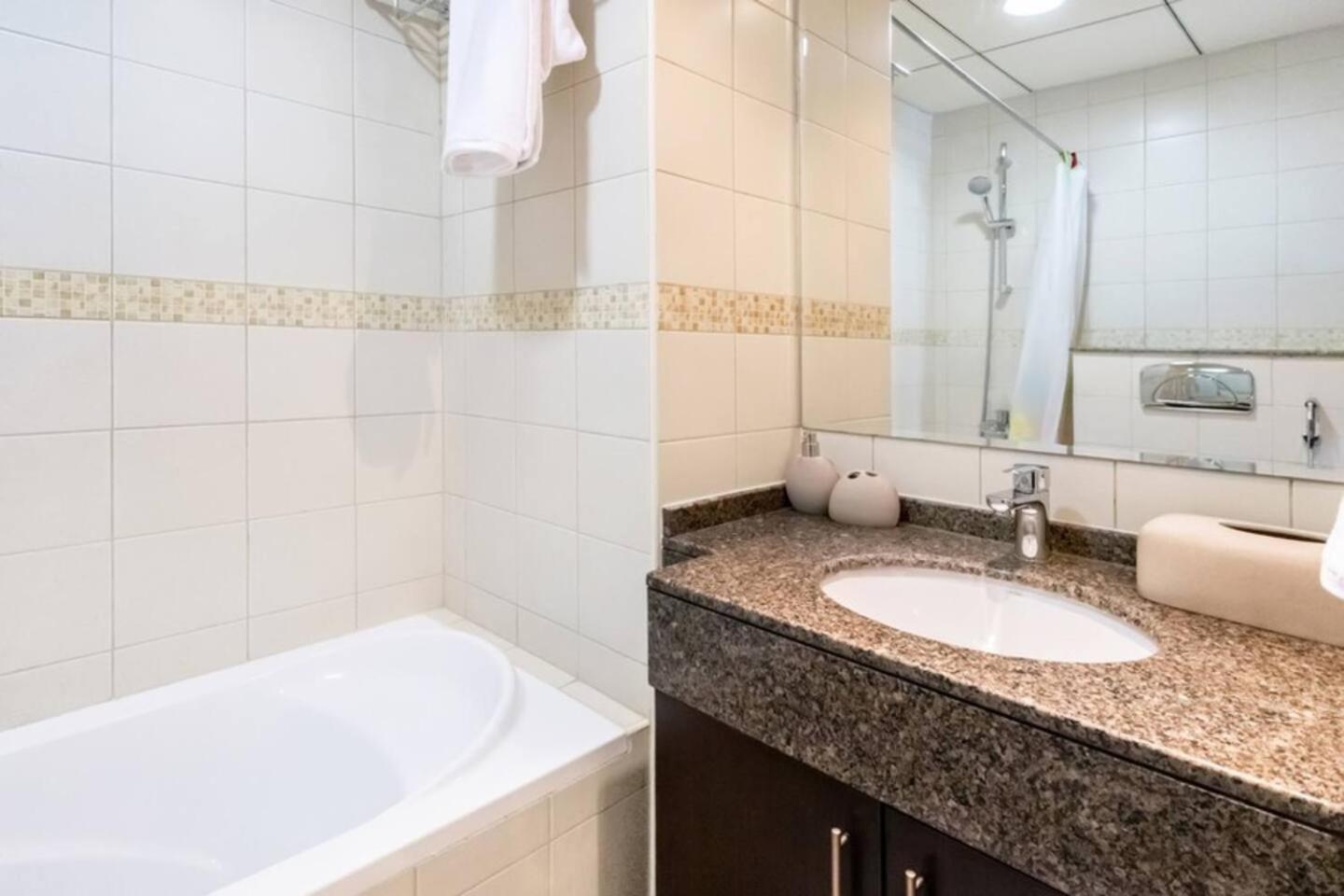Luxurious 1 Bedroom Apartment In The Dubai Marina! Bagian luar foto